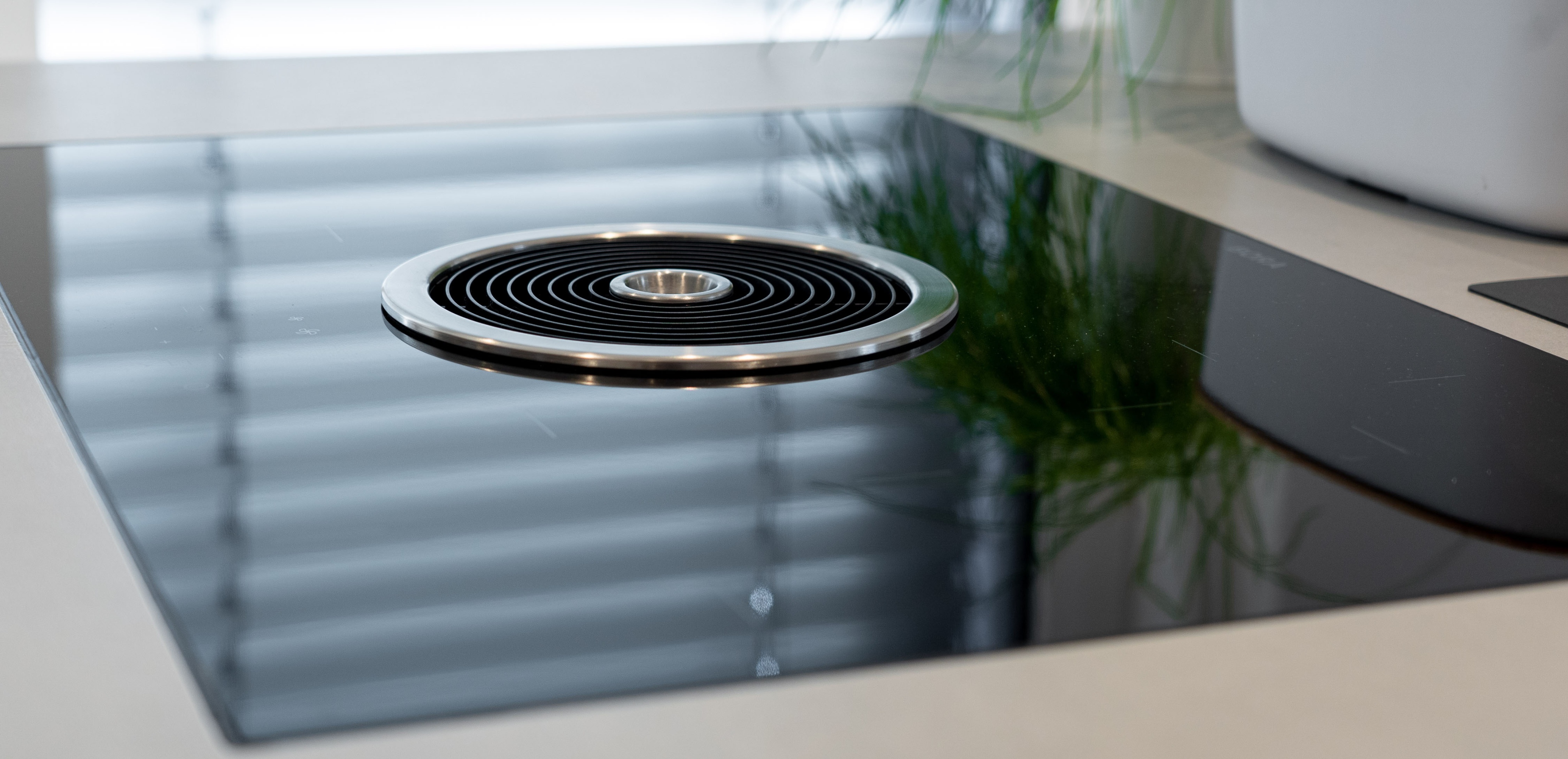 Modernes Induktionskochfeld mit integriertem Dunstabzug Bora in einer schicken Küche.