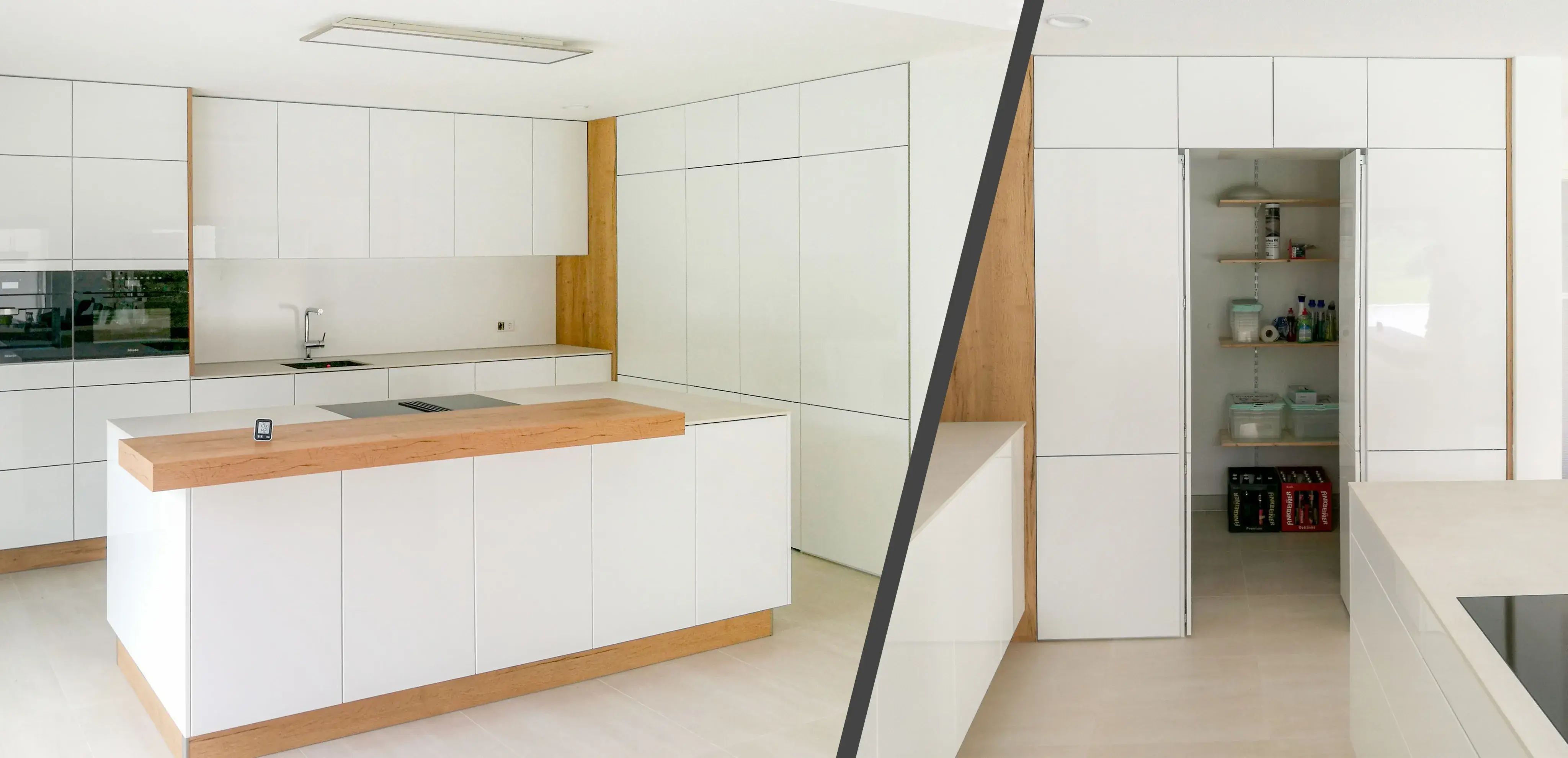 Moderne weiße Küche mit Holzakzenten, geöffnete Schranktür zeigt Vorratskammer.