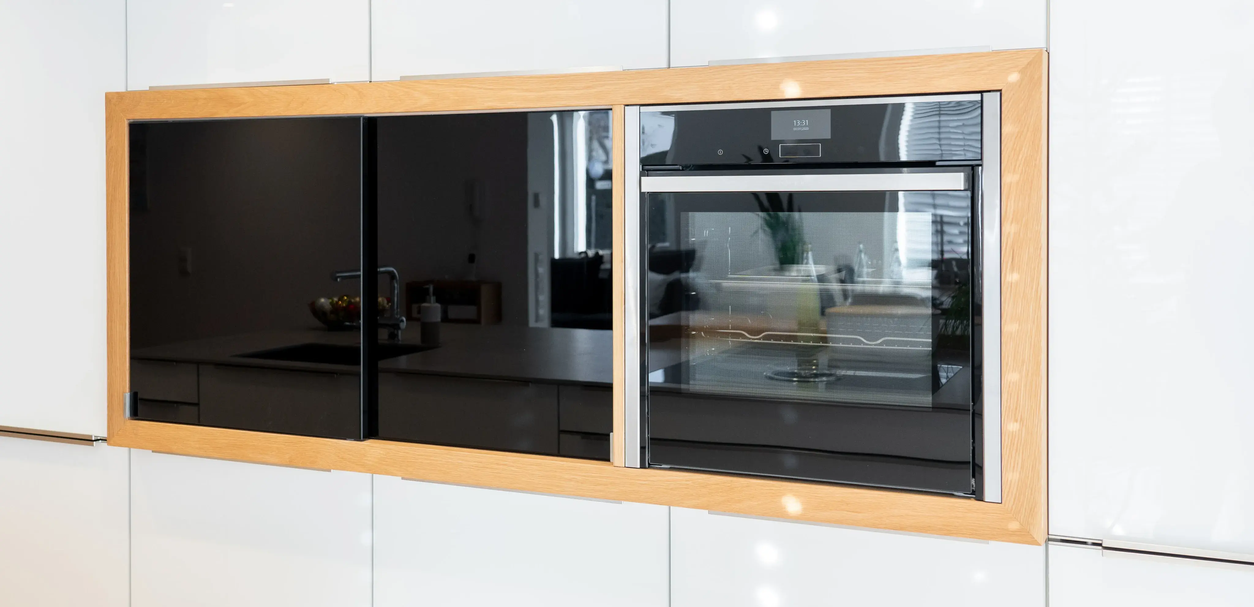 Modern eingebauter Ofen und Mikrowelle mit Holzrahmen in weißer Küche